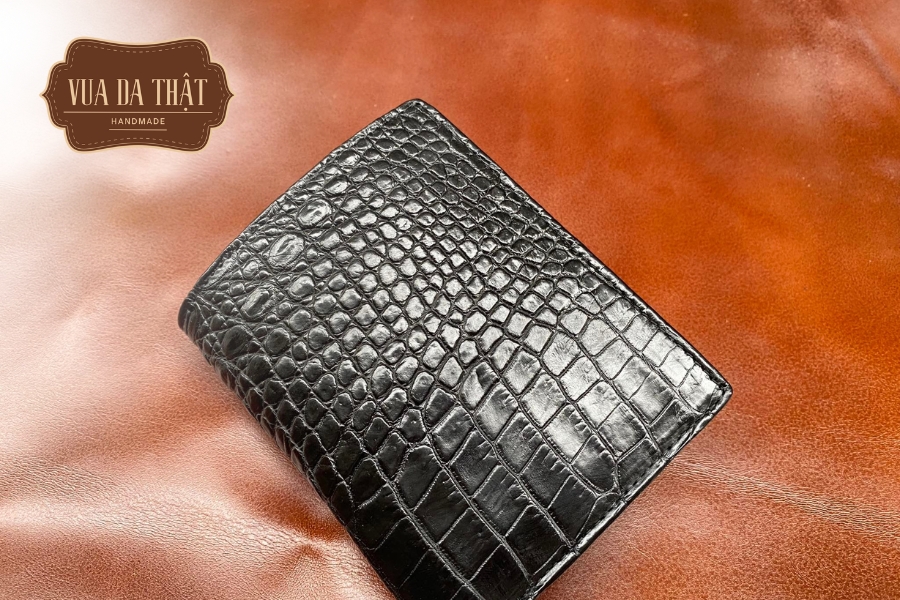11 Cách Bảo Quản Ví Da Cá Sấu Luôn Bền Đẹp Như Mới Cần bảo quản ví da cá sấu đúng cách để kéo dài tuổi thọ, giữ được vẻ đẹp sang trọng và bảo toàn giá trị của sản phẩm