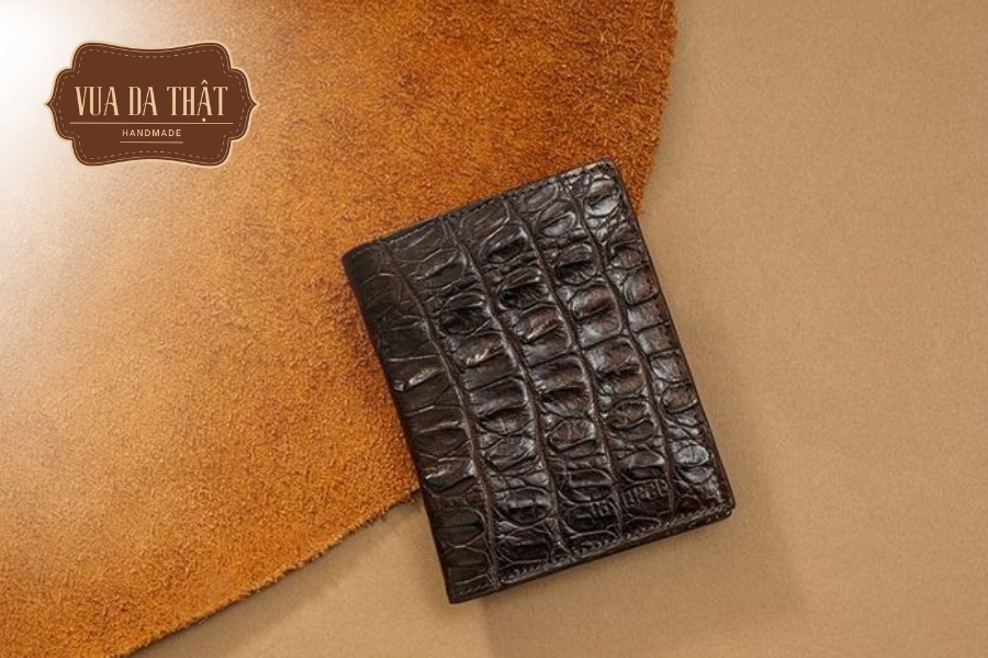 11 Cách Bảo Quản Ví Da Cá Sấu Luôn Bền Đẹp Như Mới Đưa bóp ra nơi thoáng khí và dùng bàn chải lông mềm để loại bỏ các hạt nấm mốc trên bề mặt