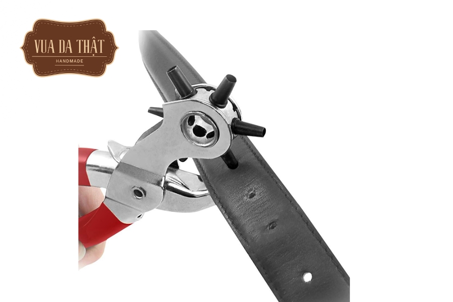 3 Cách Đục Lỗ Thắt Lưng Da Cá Sấu Tại Nhà Nhanh Chóng Dùng kìm bấm chuyên dụng để tạo ra một lỗ hoàn chỉnh trên thắt lưng