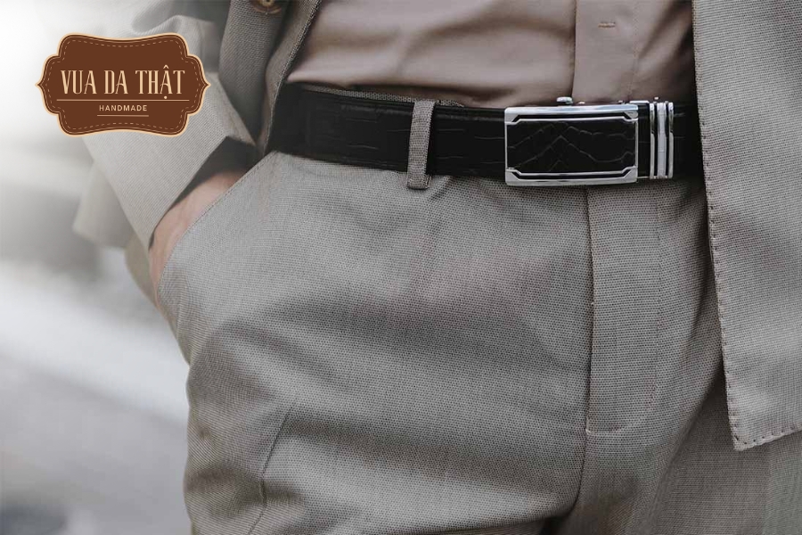 Để phối đồ với dây nịt da cá sấu, hãy chọn giày và ví cùng màu với dây nịt để tạo sự đồng nhất và sang trọng.