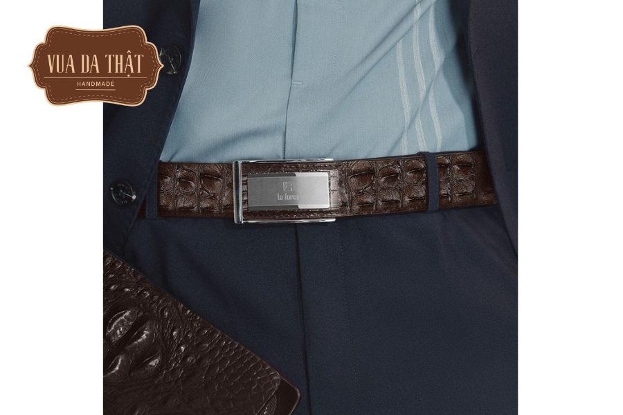 Khi đeo dây nịt cá sấu nên hạn chế giày, túi hoặc ví cùng chất liệu.