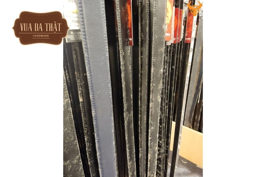 Thắt lưng da cá sấu bị mốc là do ẩm ướt và vệ sinh sai cách, tạo điều kiện cho nấm mốc phát triển