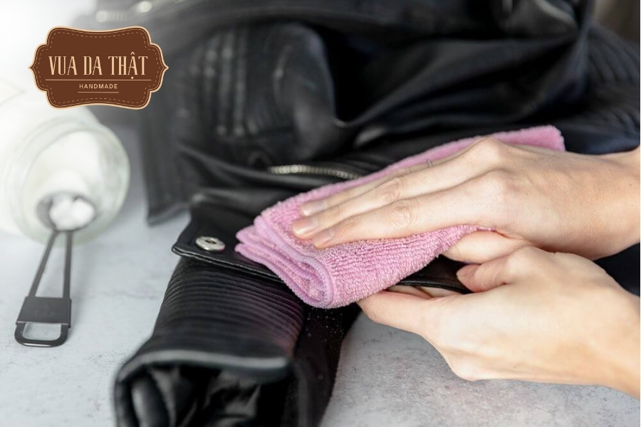 Làm sạch thắt lưng thường xuyên bằng khăn mềm và dung dịch vệ sinh chuyên dụng cho đồ da để loại bỏ bụi bẩn, mồ hôi. 