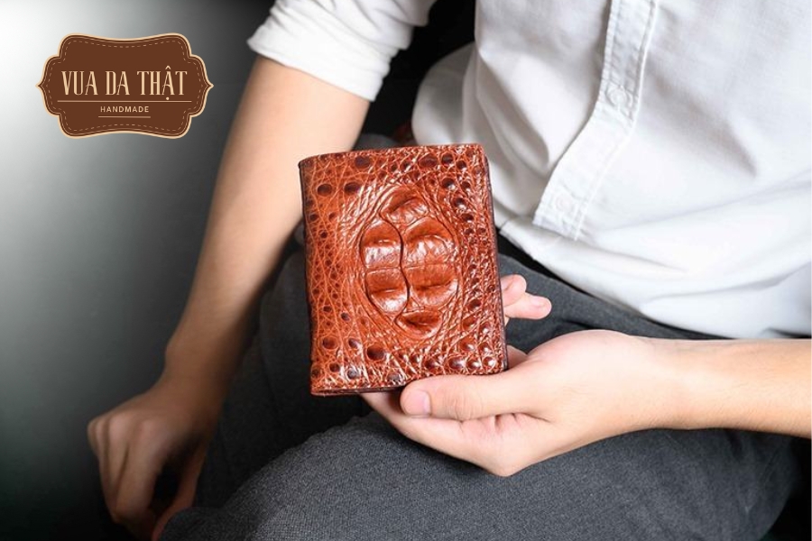 Ví da cá sấu dáng đứng phù hợp với trang phục vest, sơmi hoặc áo polo