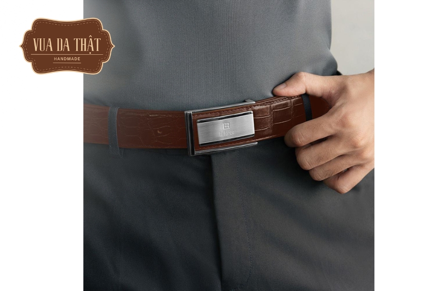 Khi chọn nơi sửa thắt lưng da cá sấu, bạn cần tìm cơ sở uy tín, có chế độ bảo hành