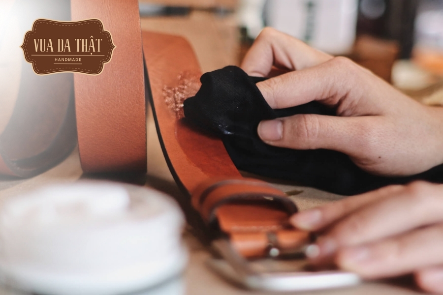 Hướng Dẫn Bảo Quản Thắt Lưng Da Cá Sấu Luôn Bền Đẹp Thường xuyên vệ sinh thắt lưng cá sấu bằng khăn cotton mềm