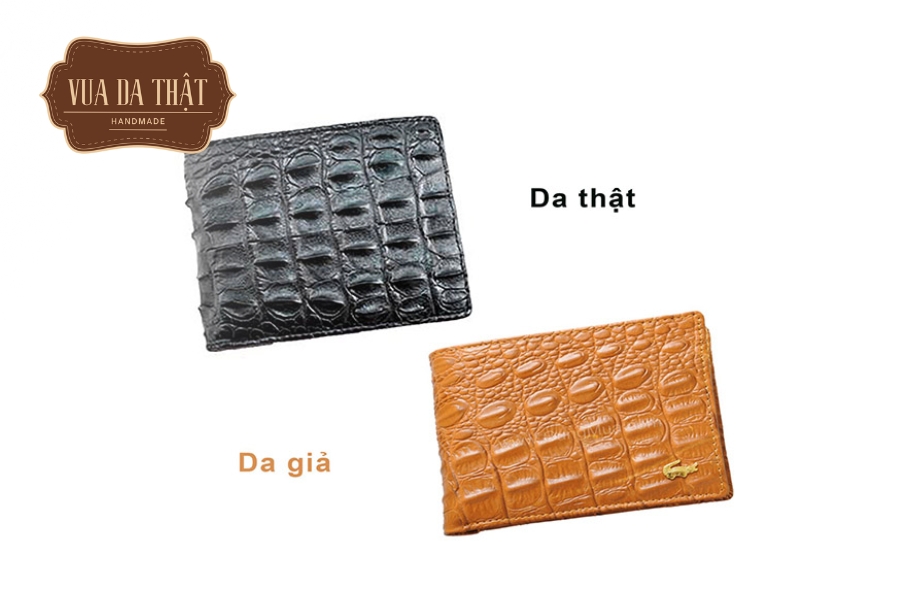 10 Lưu Ý Vàng Khi Mua Đồ Da Cá Sấu Thật Cần Ghi Nhớ Da thật có độ đàn hồi tốt, cảm giác mềm mại, linh hoạt, có mùi hăng đặc trưng và sẽ có vết lõm khi ấn nhẹ.