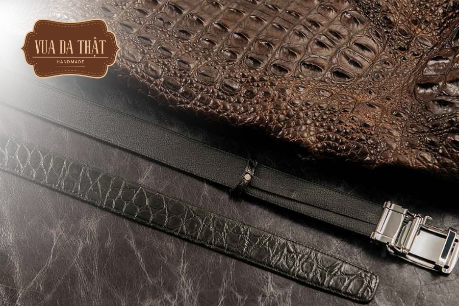 10 Lưu Ý Vàng Khi Mua Đồ Da Cá Sấu Thật Cần Ghi Nhớ Da cá sấu rất bền và là một trong những loại da tự nhiên có độ bền vượt trội