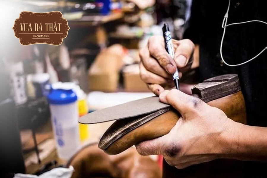 Cắt vật liệu theo khuôn giày